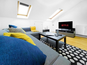 Charming London Home, Opp Arnos Grove Underground Station, Parking